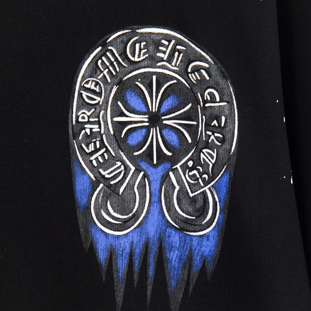 P280 zp version [exclusive supply] Chrome Hearts/Cro Heart 2025Fw new autumn and winter 420g pullover round neck long-sleeved sweatshirt CH horseshoe print Sanskrit graffiti letter logo embossing process same style for men and women brand classic pure cotton fabric official synchronization high version high quality fashion personality versatile trend pure original quality original fabric hangtag collar label washed wheat three labels complete Color: black white Size: XS S M L No.: YK10715